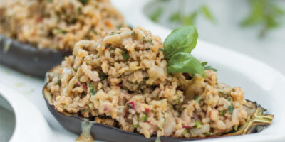 weganski faszerowany baklazan z kasza bulgur, warzywami i tahini