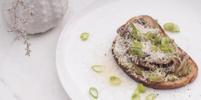 chrupiąca grzanka z awokado, pieczarkami i parmezanem