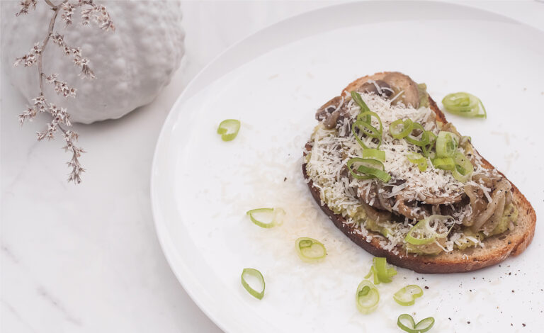 chrupiąca grzanka z awokado, pieczarkami i parmezanem