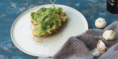 czosnkowa grzanka z awokado