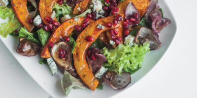 jesienna salatka z pieczona dynia serem gorgonzola i granatem