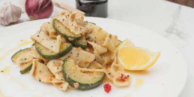 szybki makaron z tunczykiem i cukinia