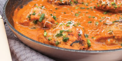 udka z kurczaka w kremowym sosie pomidorowym z parmezanem