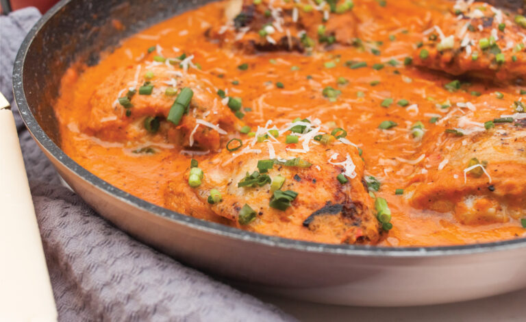 udka z kurczaka w kremowym sosie pomidorowym z parmezanem