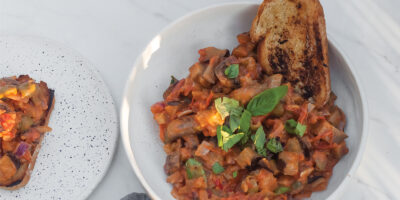 caponata z mascarpone czyl gulasz z baklazanem, pomidorami i pieczarkami