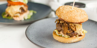 amerykański burger z grzybami, boczkiem i serem