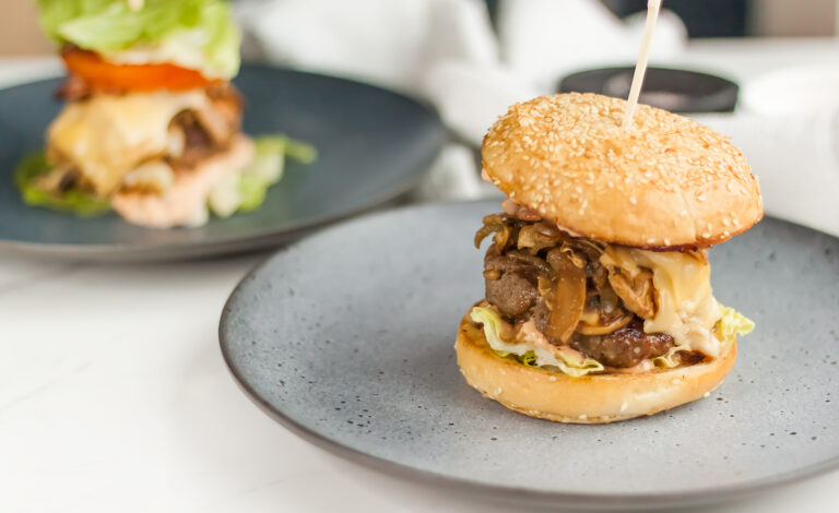 amerykański burger z grzybami, boczkiem i serem