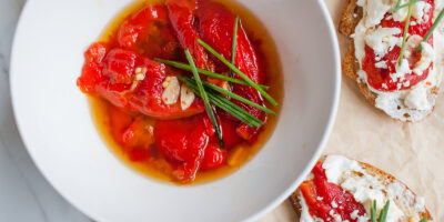 pieczona papryka marynowana w oliwie i czosnku