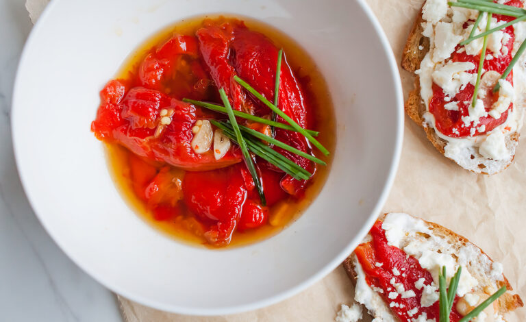 pieczona papryka marynowana w oliwie i czosnku