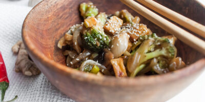 stir fry wegański z brokułem, pieczarkami i tofu