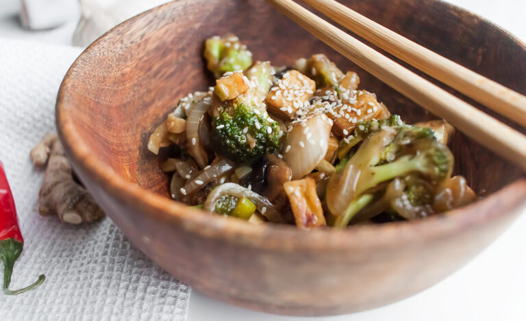 stir fry wegański z brokułem, pieczarkami i tofu