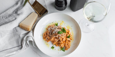 tagliatelle z suszonymi pomidorami, bazylia i parmezanem