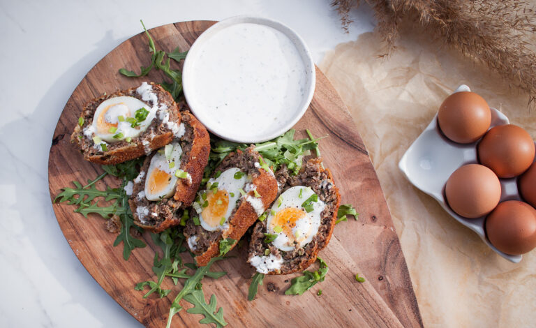 jajka po szkocku czyli jajka w panierce z miesem