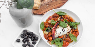 burrata z pieczonymi pomidorami i czosnkiem