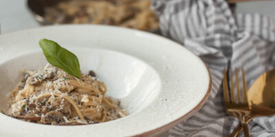 makaron z pieczarkami w sosie smietanowym z parmezanem i pietruszka