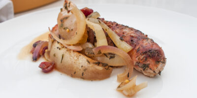 pieczona biala kielbasa z jablkami i piwem