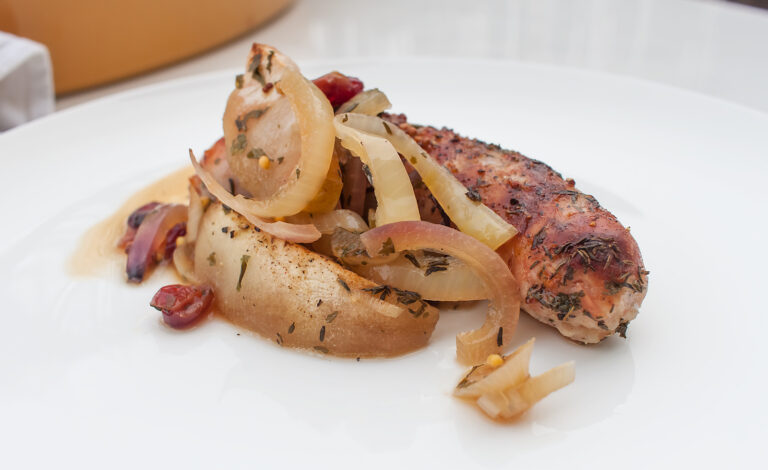 pieczona biala kielbasa z jablkami i piwem