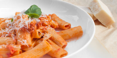 rigatoni z chorizo w sosie pomidorowym z parmezanem