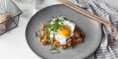 smażony ryż z kimchi, ananasem i kurczakiem