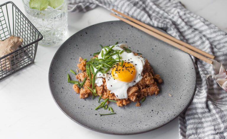 smażony ryż z kimchi, ananasem i kurczakiem