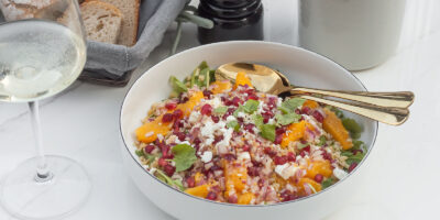 zdrowa sałatka z komosą ryżową, pomarańczami i fetą