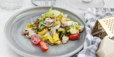 szybka sałatka z kurczakiem, parmezanem i dressingiem z anchois