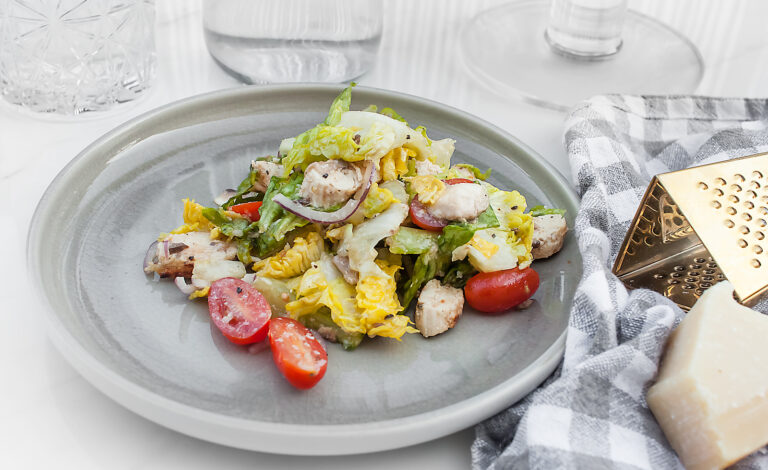 szybka sałatka z kurczakiem, parmezanem i dressingiem z anchois