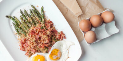 szparagi z chrupiącą posypką, boczkiem i jajkiem