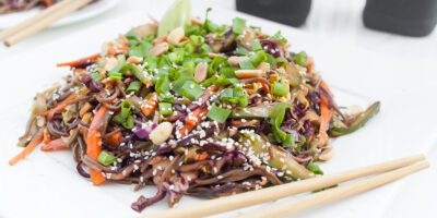 sałatka azjatycka z makaronem soba i sosem z masła orzechowego