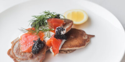 proste bliny gryczane z łososiem i kawiorem