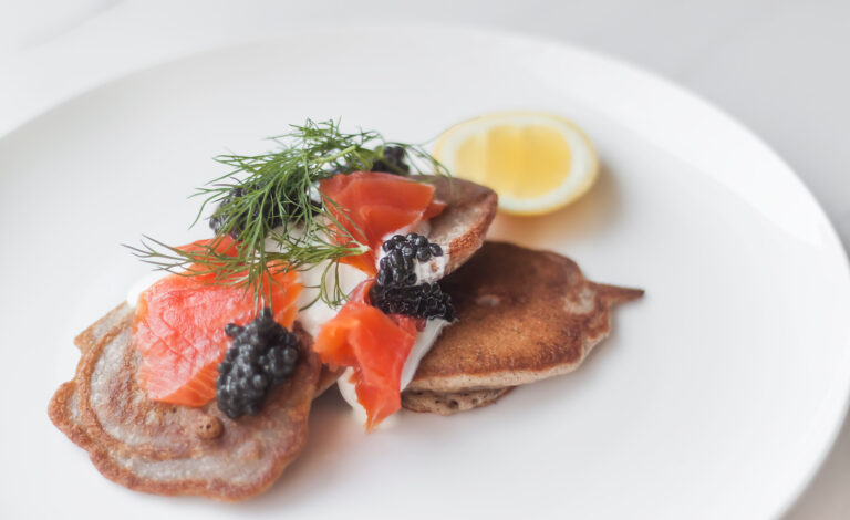 proste bliny gryczane z łososiem i kawiorem