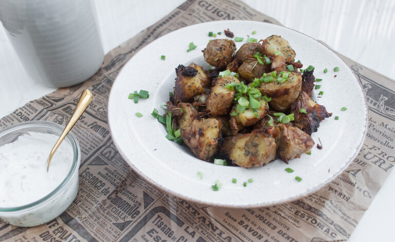 chrupiące pieczone ziemniaki z rozmarynem i czosnkiem