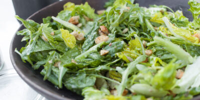 sałata rzymska z chrupiącą posypką, grzankami i sosem cezar