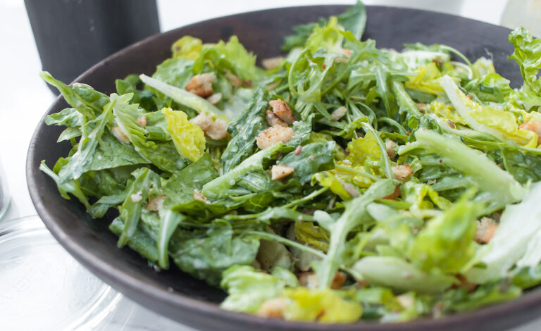 sałata rzymska z chrupiącą posypką, grzankami i sosem cezar