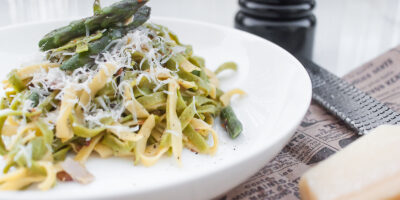 wiosenna carbonara ze szparagami i szynka parmenska