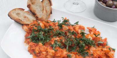 krewetki w maslanym sosie z pomidorami