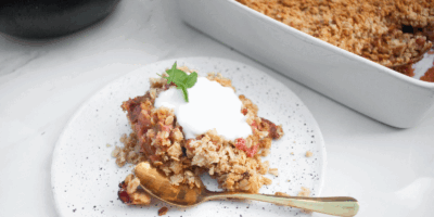 rabarbar z jablkami pod maslano owsiana kruszonka