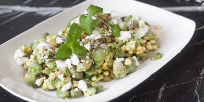 letnia sałatka z bobem, świeżą kukurydzą, domowym sosem i serem feta