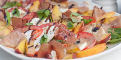 sałatka z mozzarellą, brzoskwiniami i prosciutto