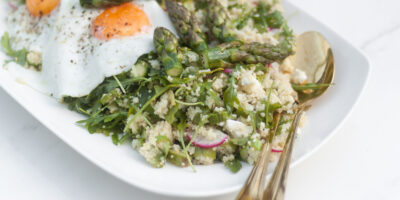 sałatka ze szparagami, kuskusem i fetą