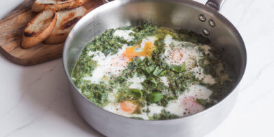 szakszuka zielona ze szpinakiem, porem, cukinia i papryka