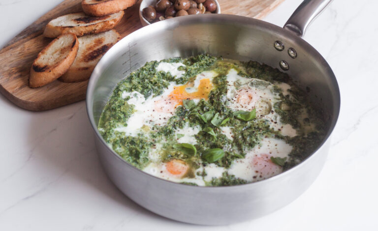 szakszuka zielona ze szpinakiem, porem, cukinia i papryka