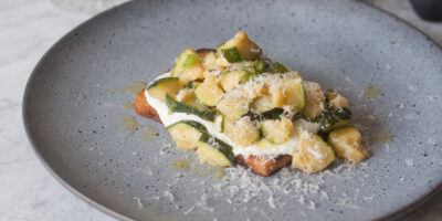 nietypowa bruschetta z cukinią i ubijaną fetą