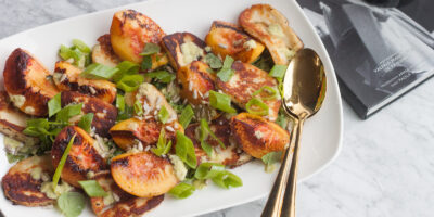 sieprniowa sałatka z grillowanymi brzoskwiniami i serem halloumi