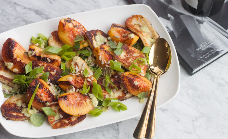 sieprniowa sałatka z grillowanymi brzoskwiniami i serem halloumi