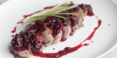 prosta pierś z kaczki w sosie wiśniowym