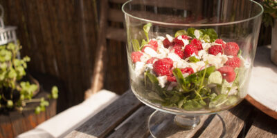 sałatka z serem pleśniowym, malinami i migdałami