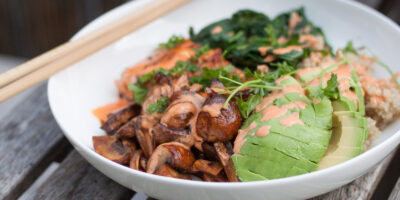 Bowl z pstrągiem tęczowym, komosą ryżową, szpinakiem i pieczarkami