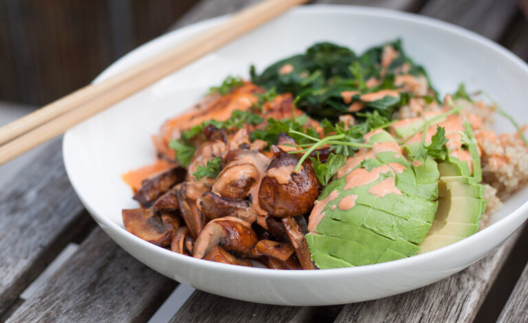 Bowl z pstrągiem tęczowym, komosą ryżową, szpinakiem i pieczarkami