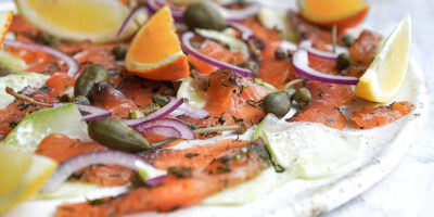 gravlax czyli łosoś marynowany w soli, cukrze, wódce i koperku